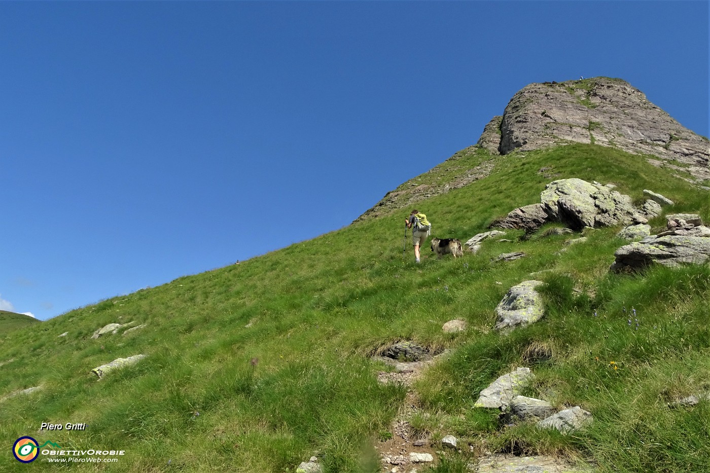 58 Salendo dal Passo di Valsanguigno-W in vetta al Pizzo Farno, qui si prende traccia a sx  in traverso .JPG